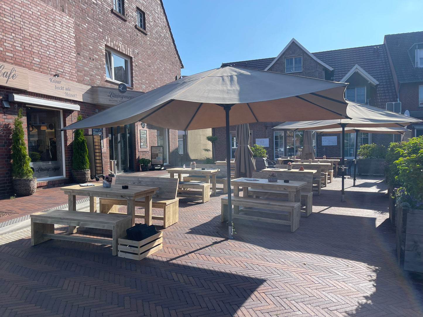 Bauholz Bank, Wangenform, lehnenlos - Gastronomie